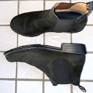 Blundstone Women’s Ankle Boot in Color Black Nuback, Size 8.5
